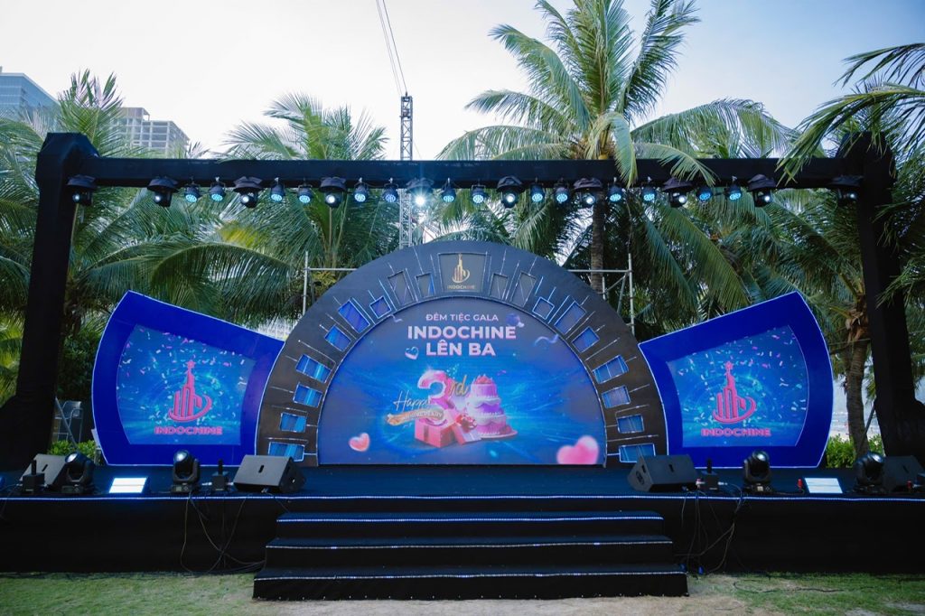 Sân khấu, hệ đèn và màn hình LED Gala Indochine lên ba