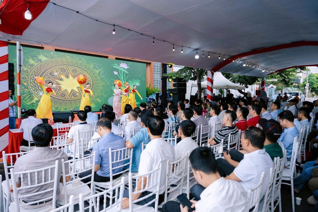 Khách mời theo dõi tiết mục trên sân khấu màn hình LED tại lễ ra mắt Nam Sung Hub