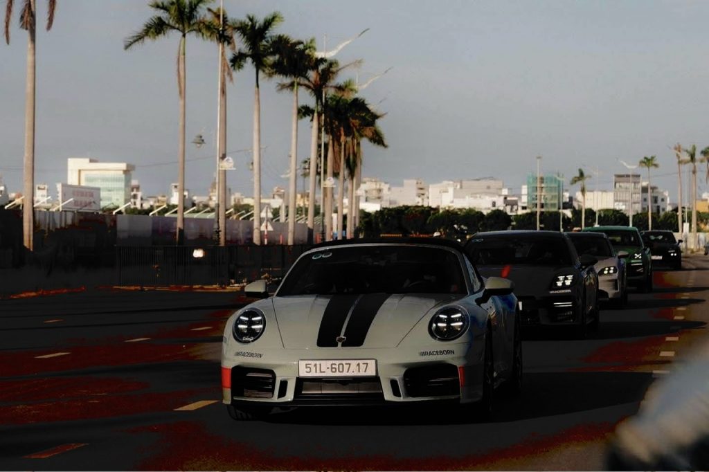 Đoàn xe Porsche di chuyển trong chương trình Raceborn 75