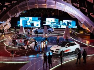 Không gian trưng bày xe Porsche Raceborn 75 với hệ thống ánh sáng sự kiện