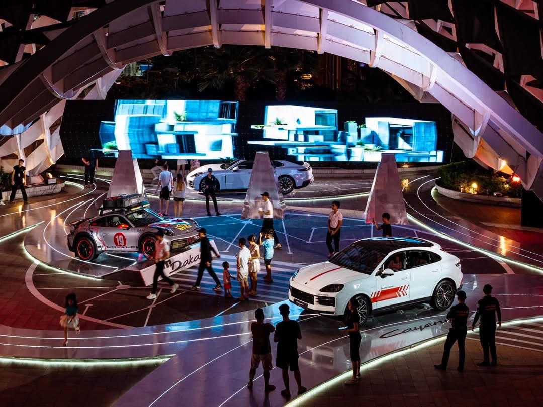 Không gian Porsche Raceborn 75 với ánh sáng sự kiện FOXMEDIA