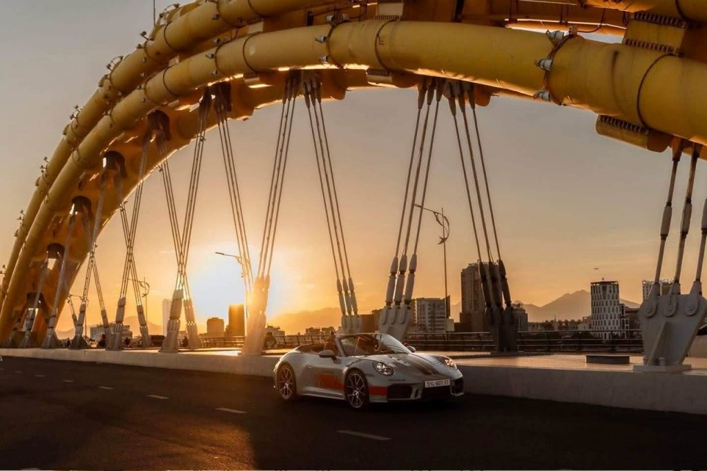 Xe Porsche tại Cầu Rồng Đà Nẵng trong chuỗi hình ảnh Raceborn 75