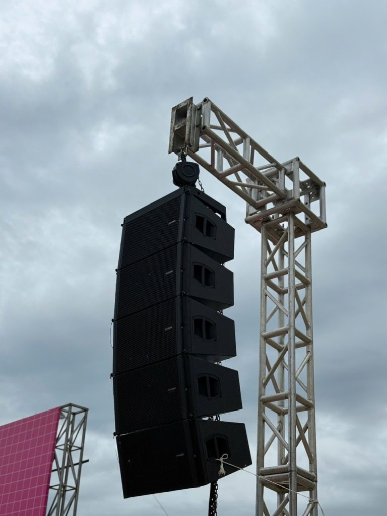 Loa line array treo trên truss tại sân khấu Unicharm 2026 ngoài bãi biển