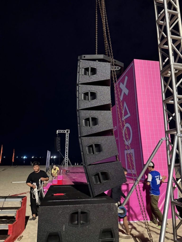 Lắp đặt cụm loa line array cho Unicharm 2026 Training và Teambuilding