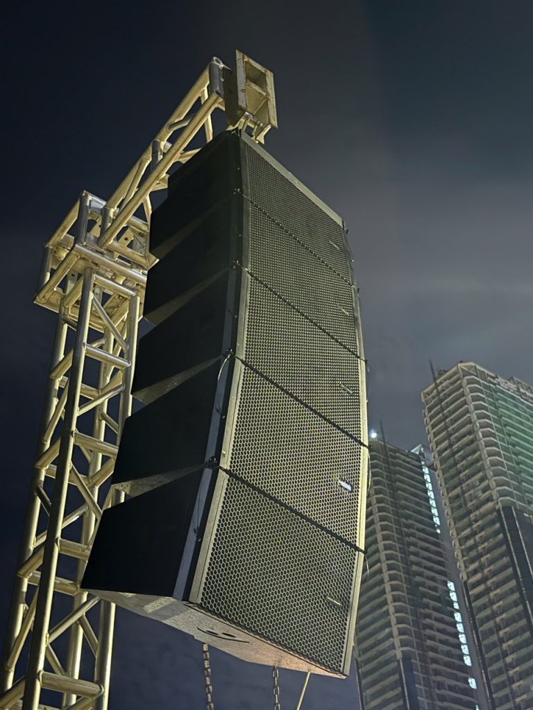 Cụm loa line array treo trên truss tại Unicharm 2026 Training và Teambuilding